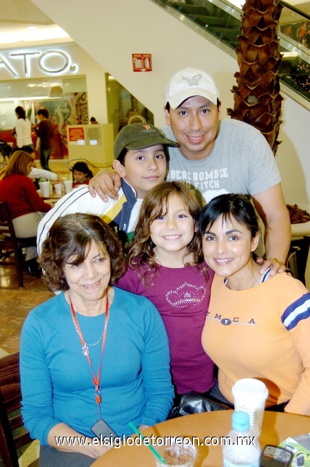11012009
Luis Fernando y Alejandro Martínez, Julieta Hernández, Adriana y Clara María Martínez.
