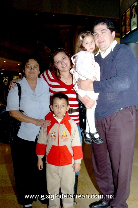 11012009
María Guadalupe Gómez, Griselda Castillo, Rosa Guadalupe Verano, Eduardo Antonio Gámez y César Verano.
