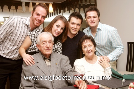 14012009
Don Tomás López y Sendy de López en compañía de sus nietos