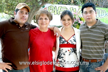 14012009
Gabriela acompañada de Salvador Hernández Ávila, mamá Luce Ávila y Alfredo Hernández Ávila