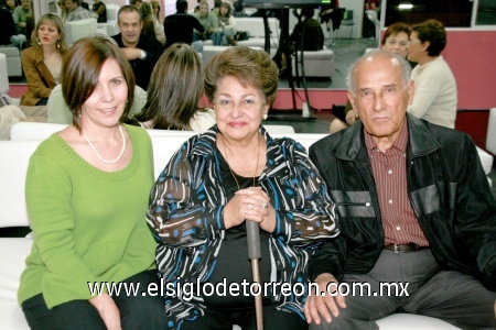 14012009
Marcela Flores de Carrillo, Dora Jaik de Juárez y Clemente Juárez