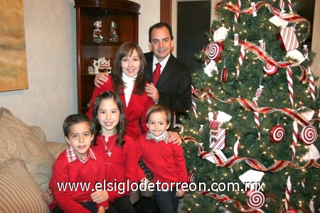 15012009
Adrián Salazar, Emma Nogueira de Salazar, Paulina Adrián y Luis Carlos Salazar Nogueira