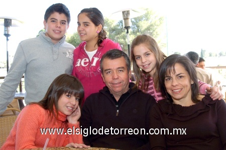 15012009
Armando Carlos y Claudia Casanova de Carlos acompañados de Regina, Diego, Marifer y Sofía.