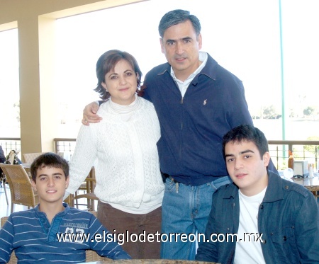 15012009
Gustavo, Gaby, Andrés y Andrés Jr.