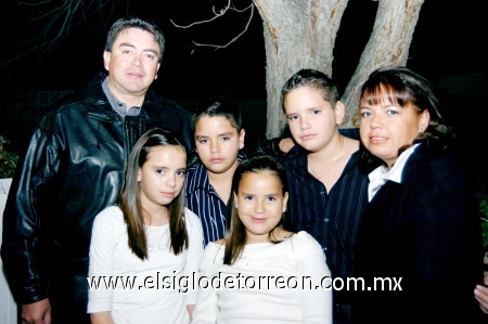 15012009
Jesús Zúñiga Izaguirre compañado de sus papás Jesús y Silvia Zúñiga y sus hermanos Silvita, Mony y Carlos úñiga Izaguirre.