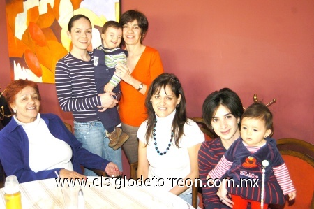 26012008
Adriana Castro, Marcela Pérez, Alfredo Leal, Paty Castro, Laura Sánchez, Laura Pérez y Bárbara Barrios.