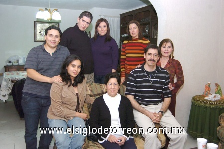 16012008
Manuel Frayre, Alfredo Pérez, Angélica Valencia, Angélica de Pérez, Luis Aguiñaga, Elvira Ollivier, Roberto Hernández y Elizabeth Corona.