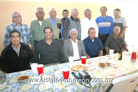 16012009
Francisco Arámbula celebró su cumpleaños junto a Saturino Hernández, Isaías Álvarez, Julián Reyes, Ramón Aguilera, J. Rosario Martínez, Simón Arámbula, Juan Carlos Arámbula, Agustín Palacios, Miguel Valdez, Jesús López y Francisco Arámbula Jr.