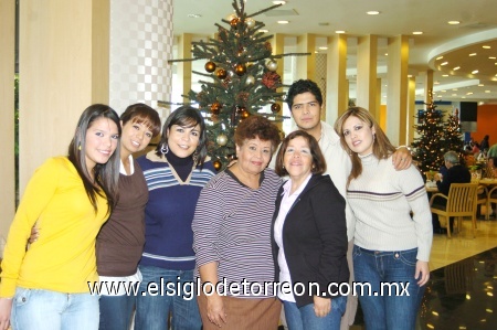 16012009
Karime Nazer, Marcela Rodríguez, Bere Verdín, Irma, Claudia, Samir y Paty Nazer.