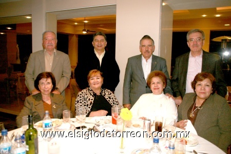 17012009
Carlos y Elva González, Jorge y Fela Márquez, Raúl y Elva Pérez, Manuel y Ome Atilano.