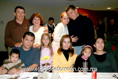 17012009
Jorge y Rosy de López, Nitzia y Jorge López, Diego, Hugo López, Ale, Tere de López, Ivonne y Liz López.