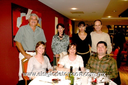 17012009
Miguel Mery y Mayela de Mery, Gerardo Valdés y Claudia de Valdés, Maruza García, Gonzalo y Laura de Valle.