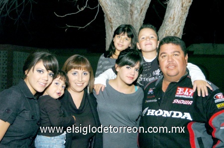 17012009
Rosy y Andrés Izaguirre, Lola, Marce, Pau, Fer y Maryfer.