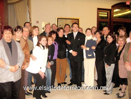 18012009
Múltiples felicitaciones recibió el pianista Carlos Ramos, en la recepción donde presentaron sus CDs, el primero títulado
Los Fabulosos 60’s y 70’s y Románticas por Siempre, lo acompañaron familiares y amigos