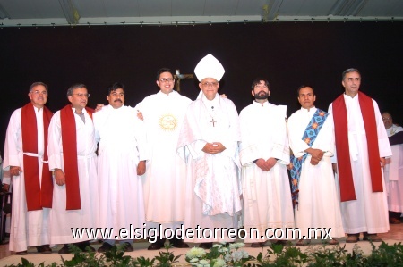 18012009

Sacerdotes Ismael Bárzenas Orozco, César Octavio Palacios González, Fernando Morales Hernández y Justino Calderón Alcántar, recibieron el
Sacramento de manos del Sr. Obispo de Villahermosa, Jalisco, Benjamín Castilla Plasencia, los acompañan los presbíteros José María Castillo, Felipe Espinoza y Carlos Morfín.