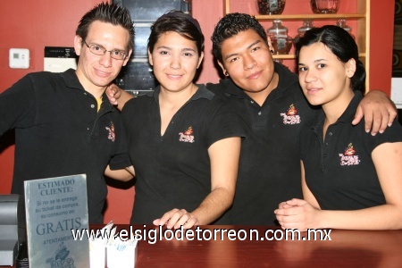 18012009
Bryan Méndez, Norma Gutiérrez, Dany Villa y May Río.