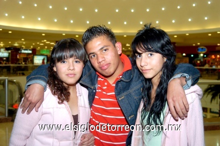 16012009
Ana Karen Sánchez, José Orlando Hernández y Miriam Melero