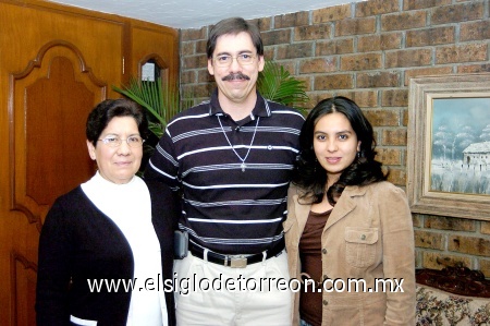 16012009
Manuela Frayre, Alfredo Pérez y Angélica Valencia, celebraron en compañía de familiares y amigos.