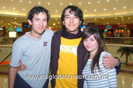 17012009
Carlos Valdés, Luis Valdés y Angélica Busquets.