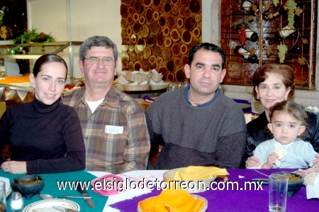 17012009
Fernando Aguiñaga, Lizeth de Helguera, Ramón Helguera, Alejandra de Aguiñaga y Sofía Helguera Aguiñaga.