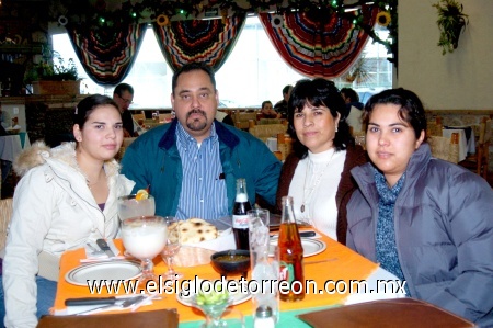 17012009
Ivonne y Pedro Estrada, Ivonne Escobedo y Mónica Estrada.