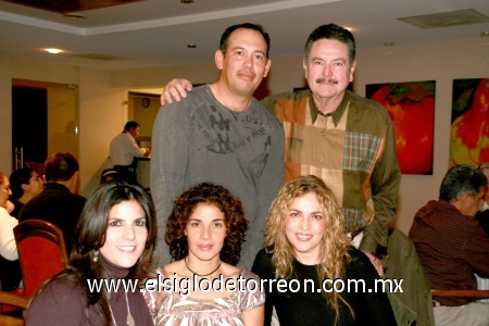 17012009
Jorge González Morado, Roberto Martínez, Gaby de Núñez, Sandra de Martínez e Irma de González.