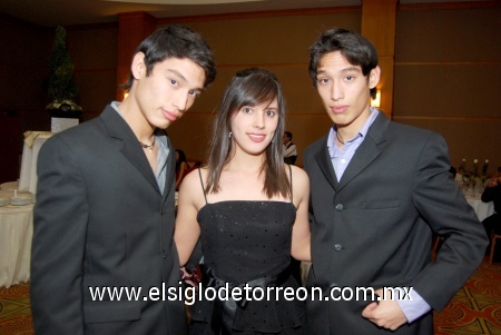17012009
José Luis Saucedo, Giovanna de la Torre y Luis Eduardo Saucedo.