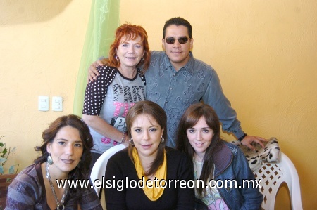 17012009
Luisa Martínez, Lawrette Aguilera, Mónica Aguilera, Alberto Ollivier y Lawrette Schults.