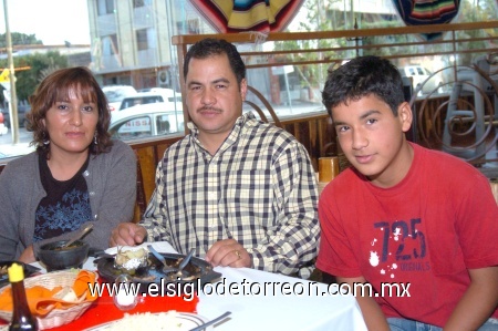 17012009
María Esther Piña, Víctor Manuel Pedroza y Diego Pedroza Piña.