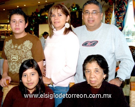 17012009
Mauro Terrones, Guadalupe Janeth Terrones, María Guadalupe Hernández de Terrones, Olivia Peraza de Terrones y Brayan David Terrones.