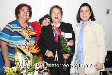 18012009
Doña Gloria Cordero, su hija Alejandra, su nieta Farra Claudia y su hermana Carmen.
