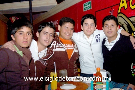 18012009
Freddy Piñero, Ale Román, Marcelino Bada, Julio Román y Joel Norman.