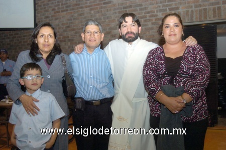 18012009
Justino Calderón, S.J., en compañía de Guadalupe Rodríguez y Gonzalo Calderón, Sandra y Diego Antonio Calderón.