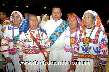 18012009
Padre César Palacios en compañía de su familia. Marina, Sofía, Micaela y Agustina González.