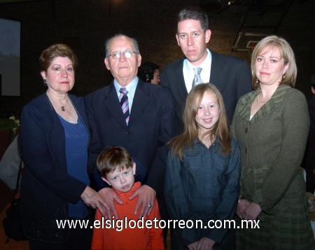 18012009
Rosa María Orozco Hernández, Ismael Bárzenas Ríos, José Luis Bárzenas Orozco, Jéssica Almaraz Jaime, Luis Fernando y Jéssica Bárzenas Almaraz.