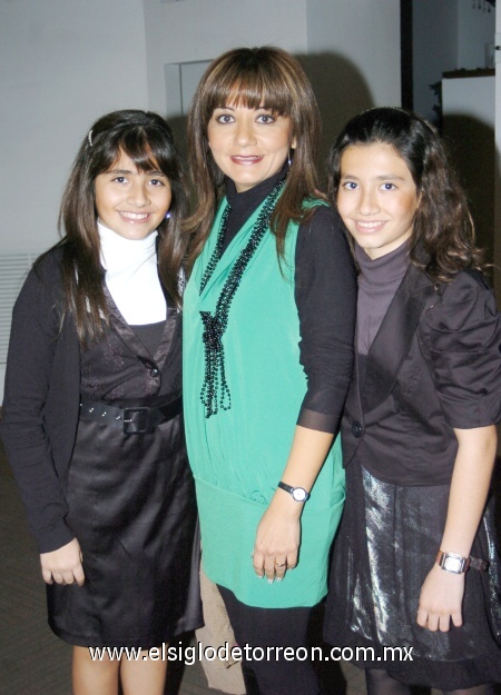 18012009
Arlette y Jéssica Zarzar y Katy Lee de Zarzar.