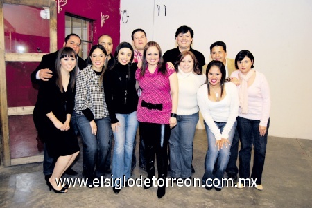 28012009
Michelle en la compañía de Ivonne, Héctor, David, Claudia, Javier, Carlos, Karla, Mafer, Anita, Vero y César.