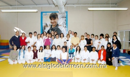 29012009
El sábado 24 de enero los integrantes del Diplomado para Formación de Profesores de Yoga realizaron una alegre reunión que lució muy concurrida, encabezada por su instructora Gracia Belart