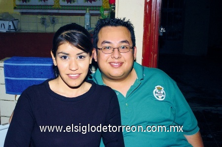 29012009
Adriana de la Cruz y Jorge DávilaHerrera captados en reciente festejo.