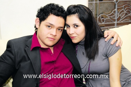 29012009
Beto Díaz y Ana Ríos, amigos de la quinceañera que pasaron una velada muy agradable.