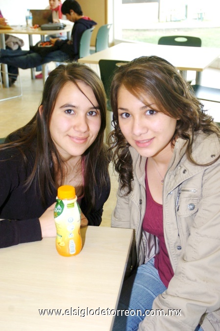 21012009
Alejandra Villarreal y Lily Sánchez.