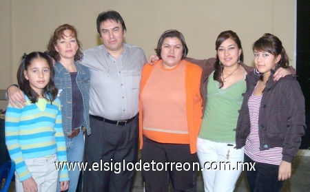 28012009
Alfredo Moya con Daniela Moya Wong, Angélica Wong, Cinthia Moya, Valeria Moya y Luisa Moya Wong