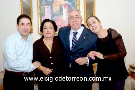 28012009
El matrimonio festejado acompañado de sus hijos Jair Alberto y Susana Ayala Fernández