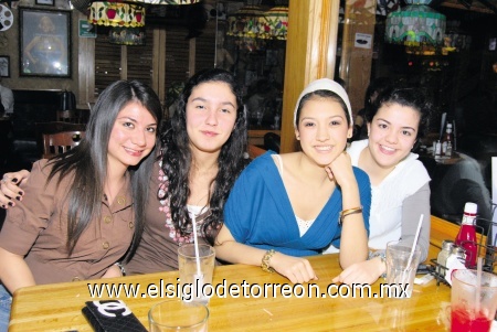 28012009
Jéssica, Sofy, Luisa y Naty se reunieron para convivir entre amigas en el restaurante de su preferencia y así saborear los más exquisitos platillos