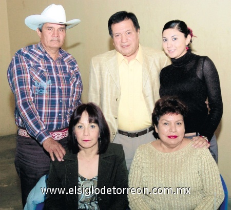 29012009
Enrique Gamboa junto a Fernando Alcalá, Cecilia Gamboa, Elena Franco y Rosa de Gamboa.