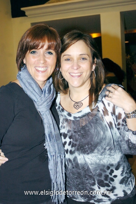 29012009
Margarita Corral y Sandra Barroso se la pasaron de lo lindo en la presentación de la obra.