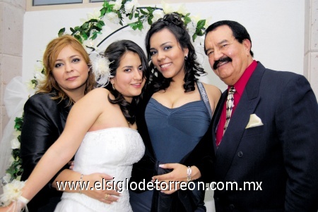 29012009
Mariana Venegas Jiménez festejó sus quince años, la acompañaron su hermana Fernanda, padres Rafael y María de Jesús