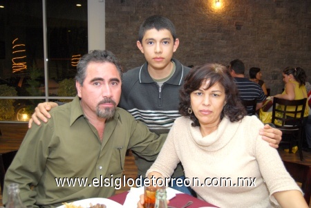 29012009
Pablo García, Maricela de García y Alejandro García