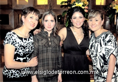 30012009
Perlita Jocelyn en su despedida con María del Carmen de Gutiérrez y sus cuñadas Ileana y Karla.