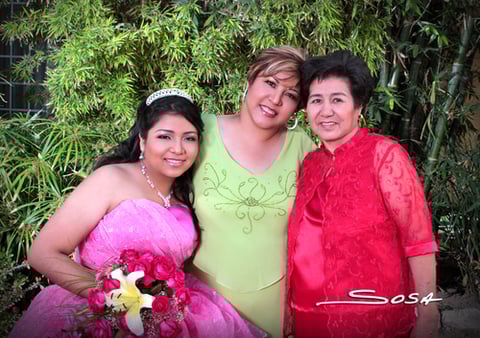 Sra. Manuela Rodríguez Viuda de Ibarra, Guadalupe Ibarra Rodríguez y Ruth Alejandra Crispín Ibarra; forman tres generaciones de la Comarca Lagunera.- Studio Sosa